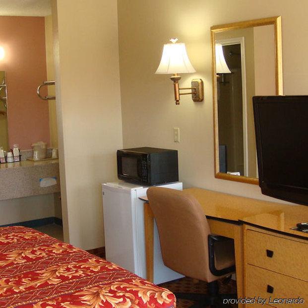 Regency 7 Motel Fayetteville Room photo